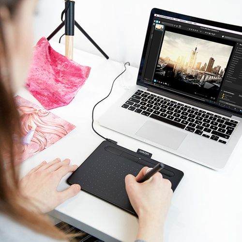 Tableta gráfica Wacom Intuos Small 7", lápiz Pen 4K, con 3 softwares incluido, área activa 15.2 x 9.5 cm, conexión USB, negro