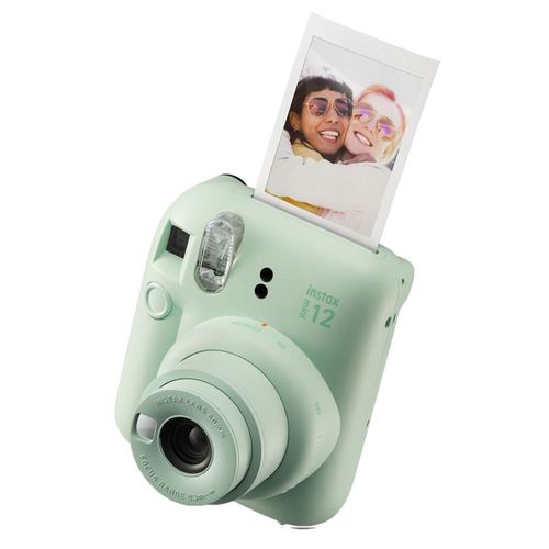Cámara Fujifilm Instax Mini 12 exposición automática, lente 60mm, usa 2 pilas AA, correa de mano, tamaño de foto 62 mm x 46 mm, verde