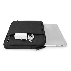 Funda BRobotix City 651848 para laptop hasta 15.6", interior acolchado, compartimento frontal con cierre, diseño moderno y ligero, negro