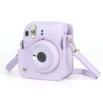 Estuche Instax Mini 12 Fujifilm morado con correa beneficio diagonal