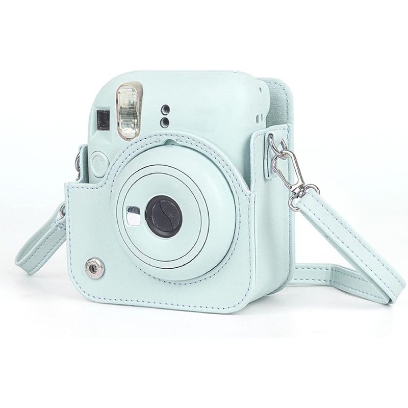 Estuche Instax Mini 12 Fujifilm verde con beneficios oblicuo