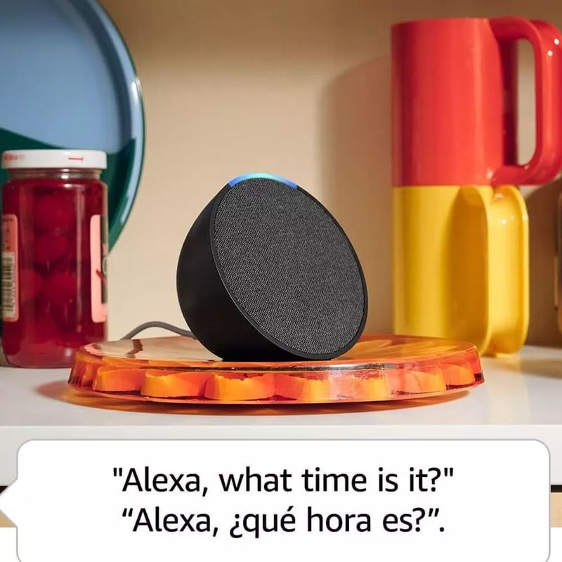 Bocina inteligente Amazon Echo Pop con Alexa negro frontal oblicuo funciones