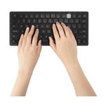 Teclado inalámbrico multidispositivo tecnología dual negro vista frontal en uso