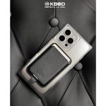 Tarjetero magnético Wallet KBOD hasta 3 tarjetas compatible MagSafe negro vista frontal en uso