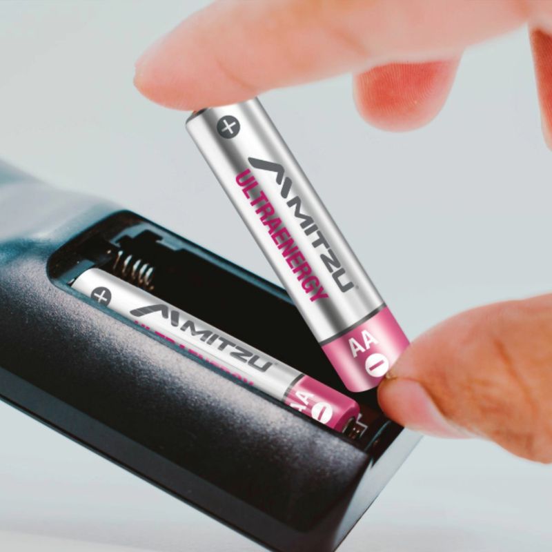 Cargador de pilas Mitzu con clavija compatible AA AAA 9V vista de pilas