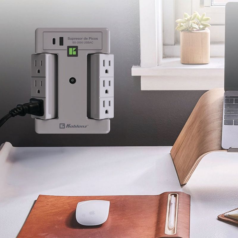 Supresor de picos Koblenz SS-2000-USBAC 6 tomas puertos USB A y USB C gris vista frontal en uso