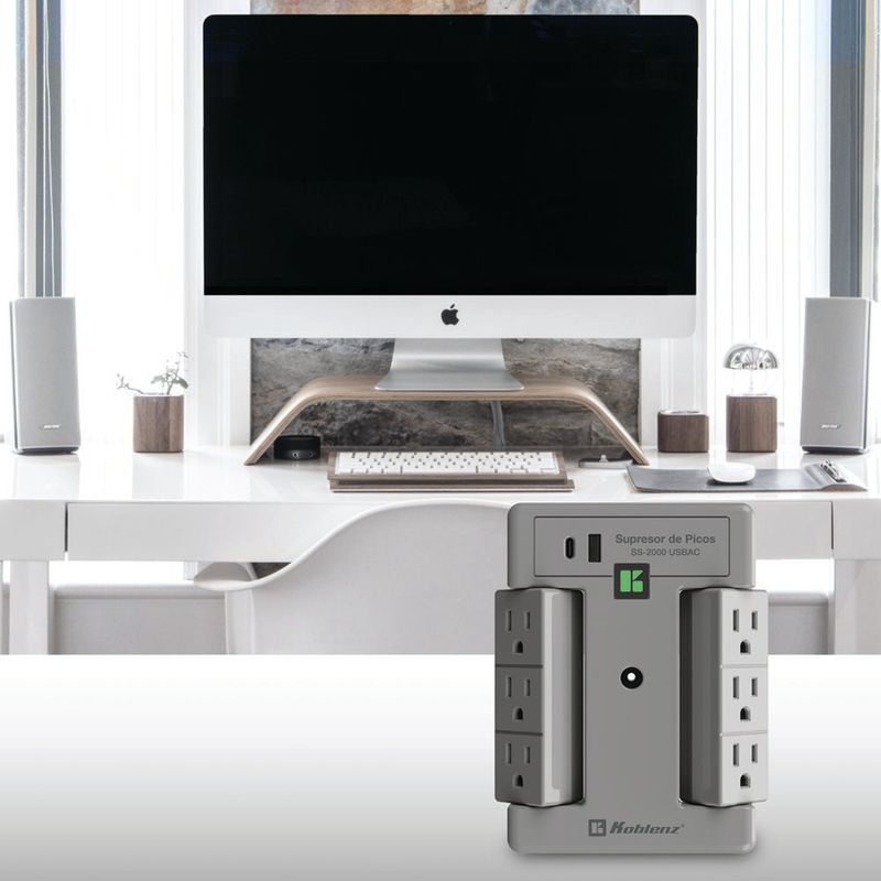 Supresor de picos Koblenz SS-2000-USBAC 6 tomas puertos USB A y USB C gris vista frontal en uso
